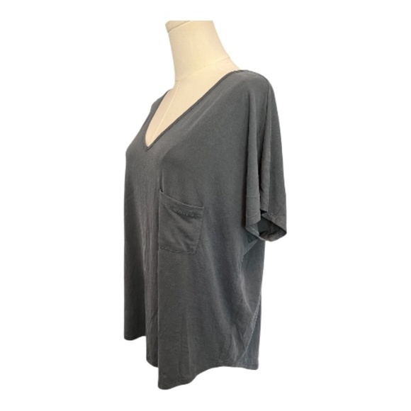 ✨ EUC Amelia James Gray V-Neck Pocket Tee | Size L - Picture 3 of 5